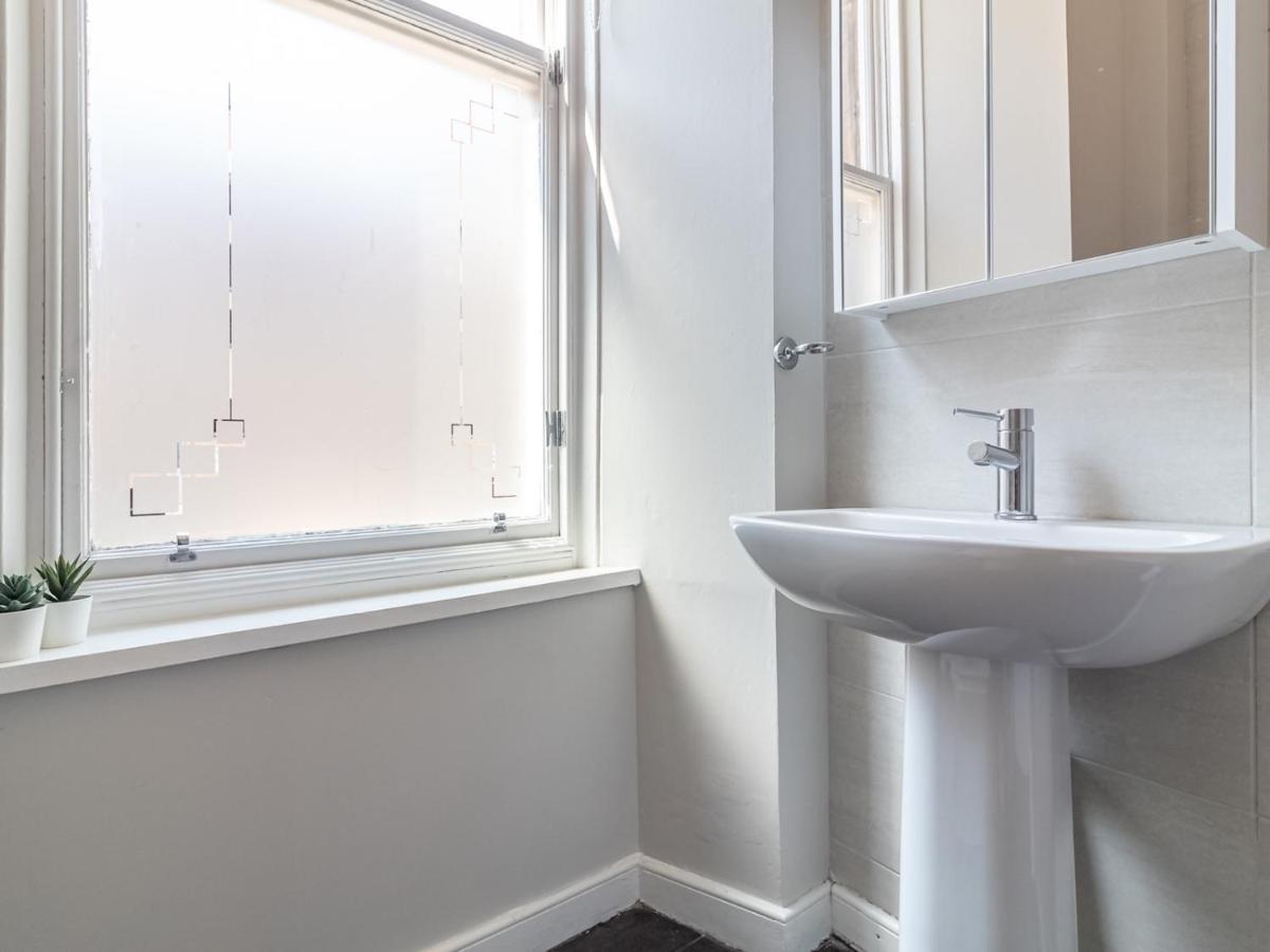 Pass The Keys Spacious And Homely Flat On The Royal Mile เอดินบะระ ภายนอก รูปภาพ